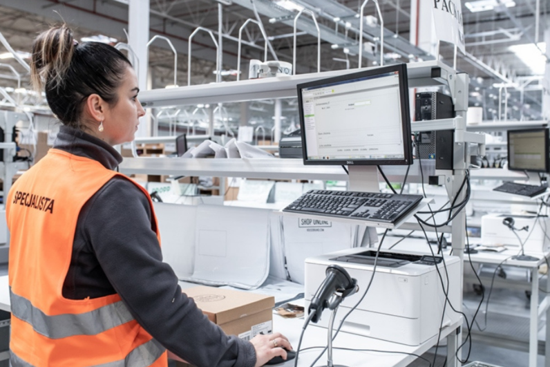 AI algorithms at the LPP Distribution Centre