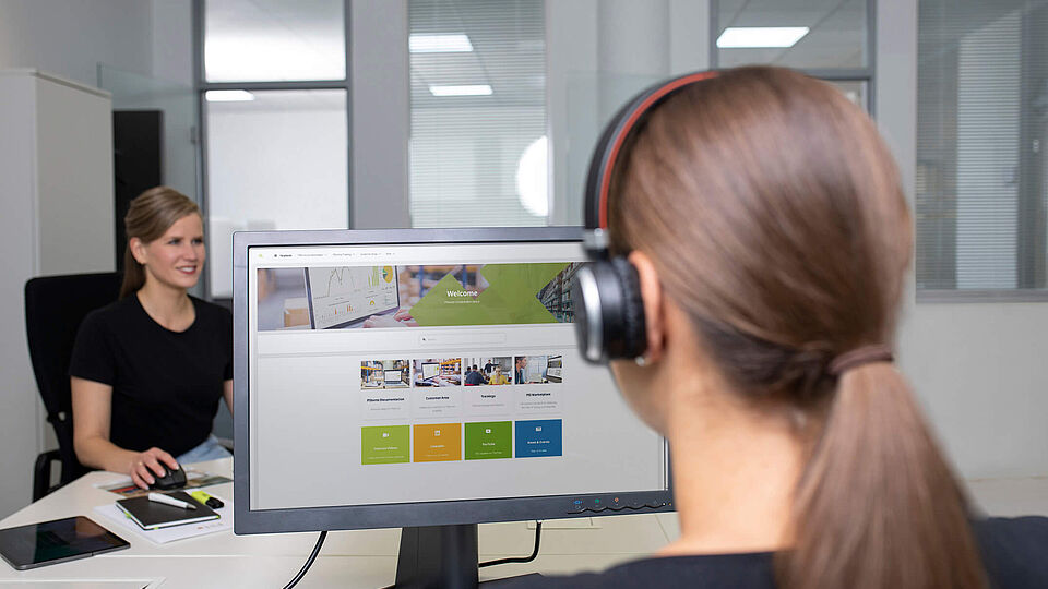 Darstellung vom Collaboration Space, einer gemeinsamen Online-Arbeitsumgebung, dargestellt auf einem Monitor Screen 