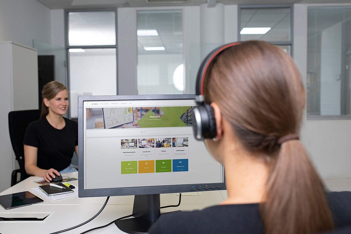 Darstellung vom Collaboration Space, einer gemeinsamen Online-Arbeitsumgebung, dargestellt auf einem Monitor Screen 